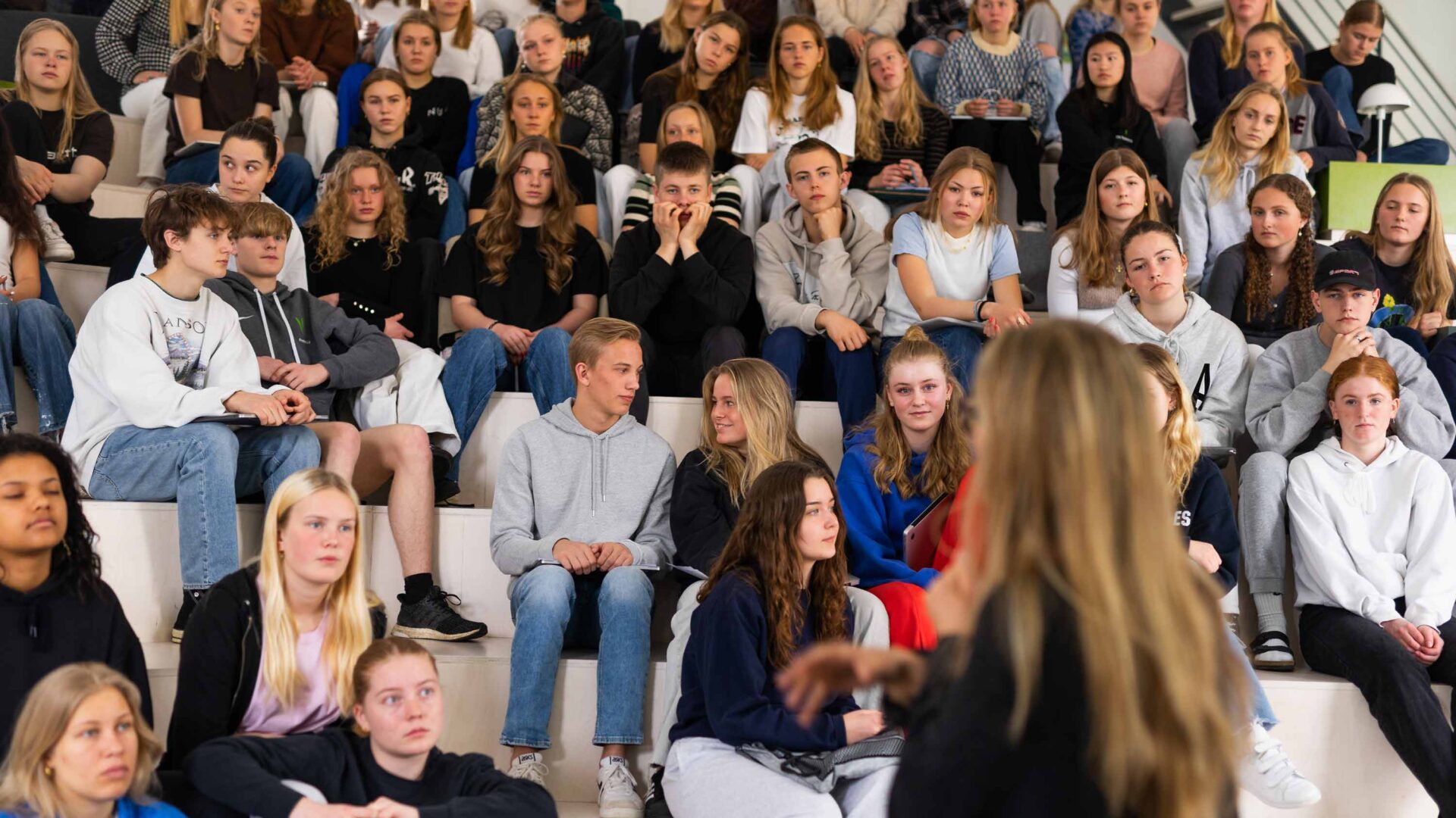 Elever lytter til lærer på Vejstrup Efterskole
